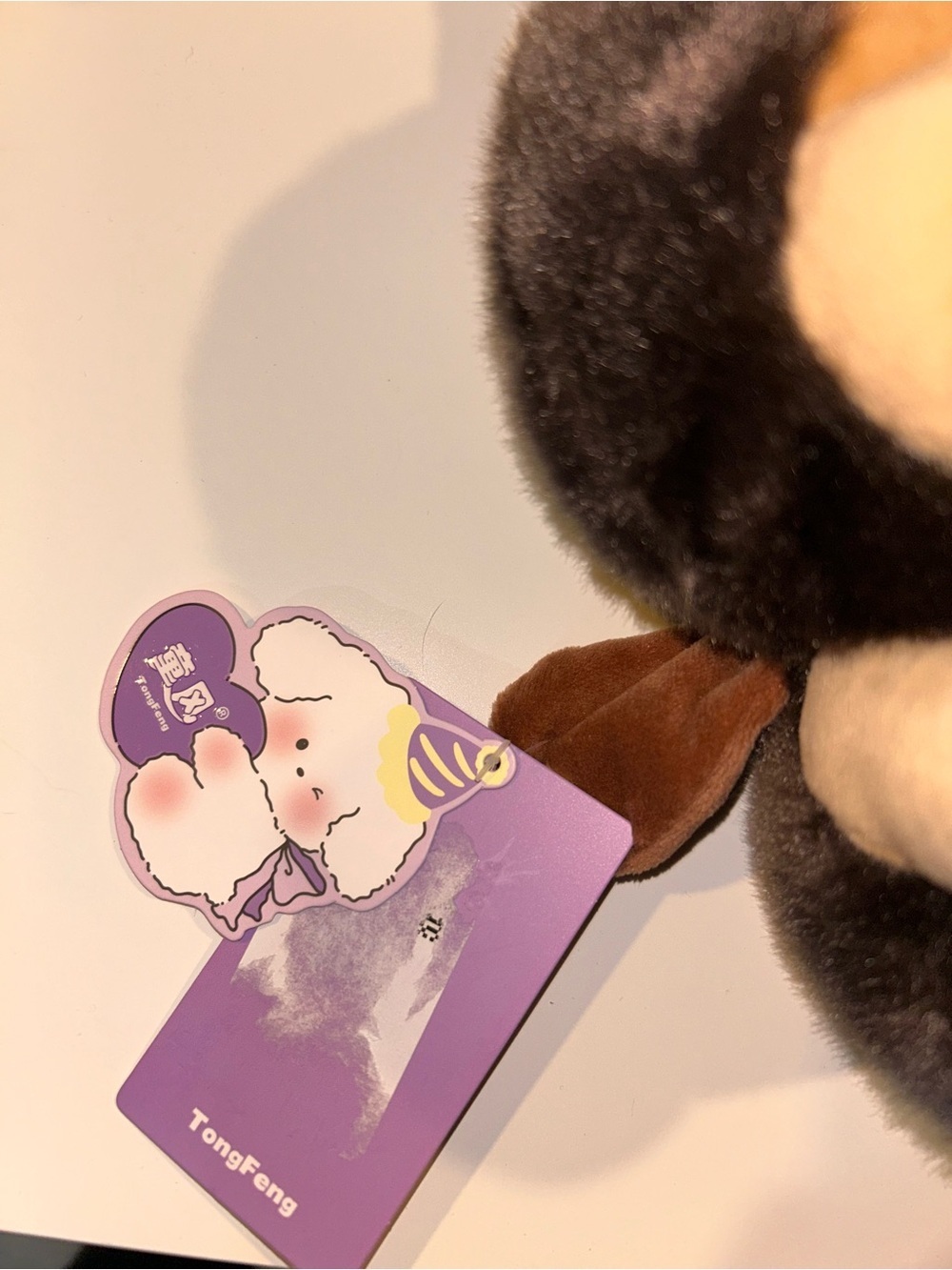 Tong Feng Bee Holding Burger Plush - Picture 2 of 4